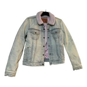 Levi’s Light Wash Jean Jacket w/ Lavender Lining Size Medium